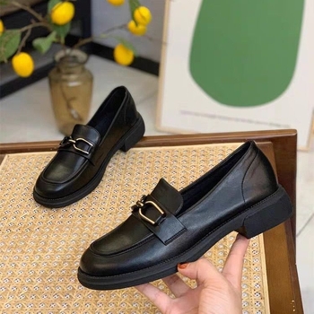 Fekete női mikroszálas slip-on loafers brit stílusban, alacsony platformos sarok, gumírozott talp