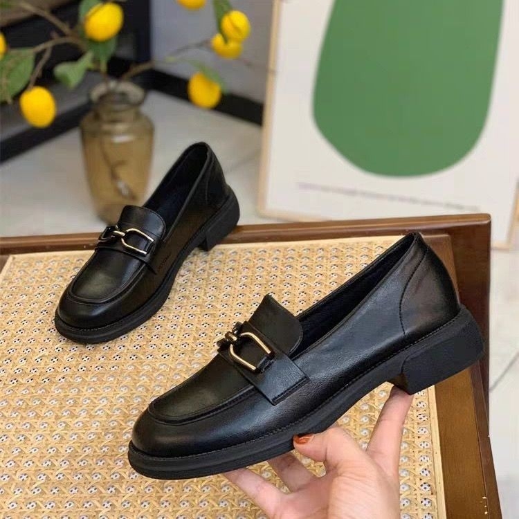 Fekete női mikroszálas slip-on loafers brit stílusban, alacsony platformos sarok, gumírozott talp