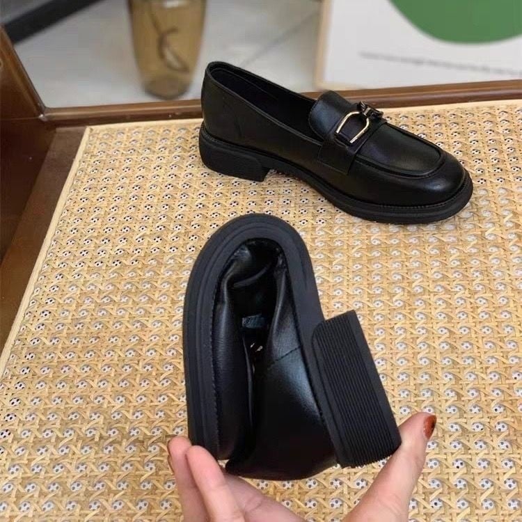 Fekete női mikroszálas slip-on loafers brit stílusban, alacsony platformos sarok, gumírozott talp