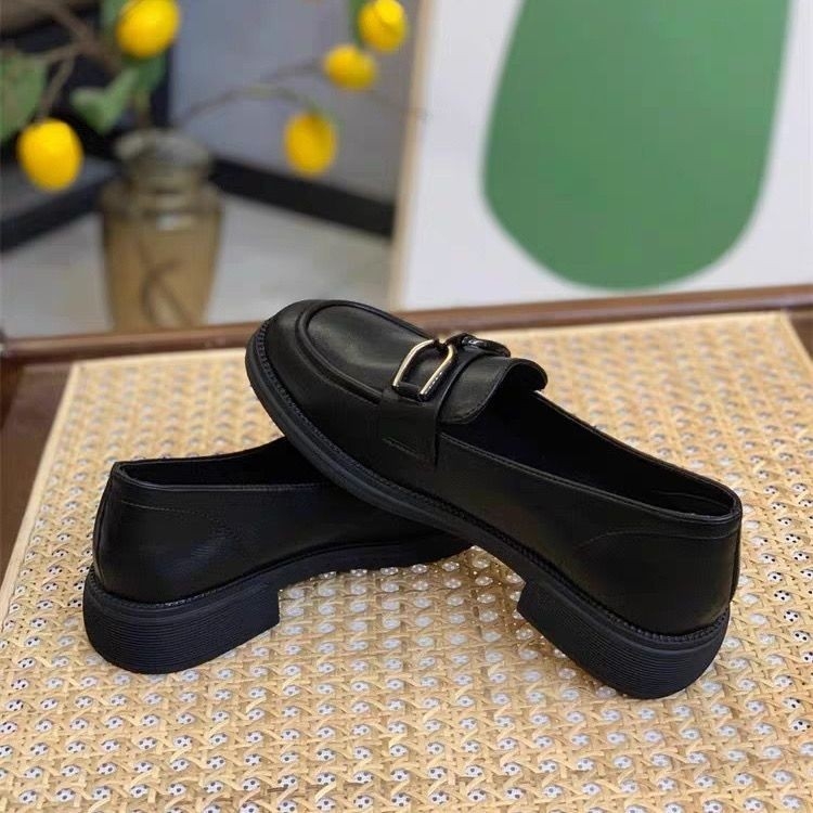 Fekete női mikroszálas slip-on loafers brit stílusban, alacsony platformos sarok, gumírozott talp
