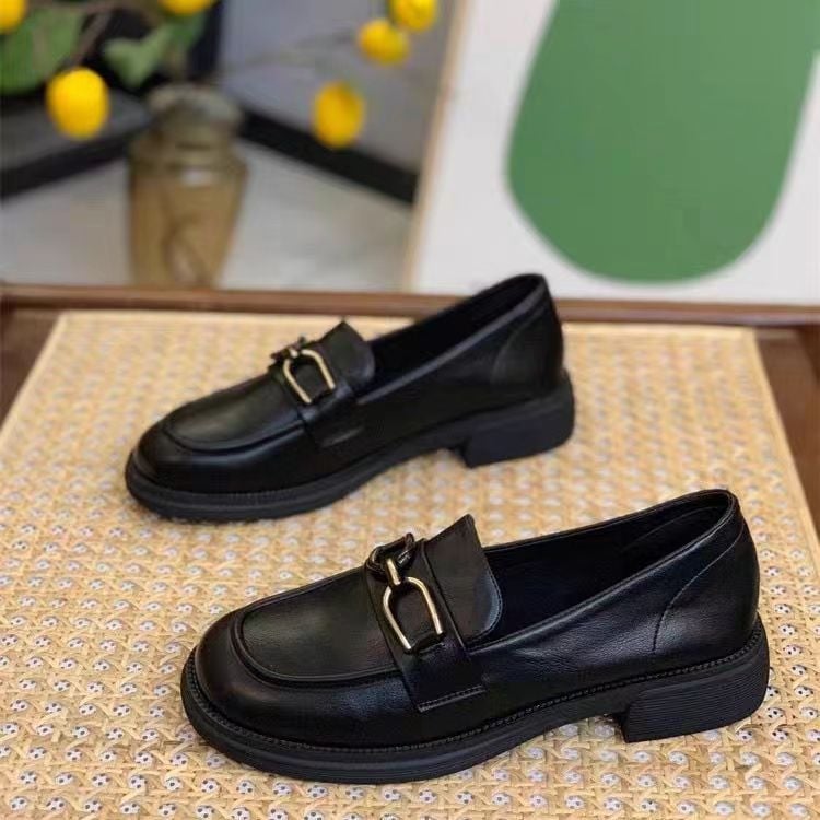 Fekete női mikroszálas slip-on loafers brit stílusban, alacsony platformos sarok, gumírozott talp
