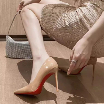 Elegantas augstās kurpes ar asu purnu, plāns papēdis, PU augšdaļa, gumijas zole, lateksa iekšzole (Pavasaris 2025)