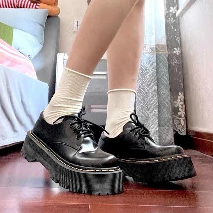 Дамски обувки на платформа с дебел под | Кръгъл нос | Горна част: супер влакна | Ток 3–5 см | Закопчаване: връзки