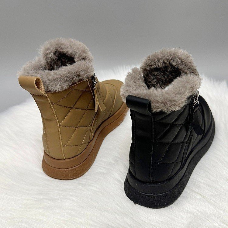 Női téli hócipő fleece béléssel, vízálló gumitalppal, közép magasságú szár, oldalsó cipzár, kerek orr.
