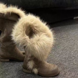 Női téli hócsizma – magas szárú, záró csattal, vastag plüss bélés, gumitalp, 3–5 cm sarok