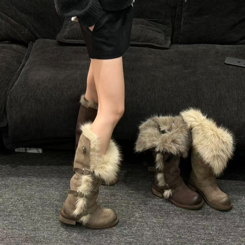 Női téli hócsizma – magas szárú, záró csattal, vastag plüss bélés, gumitalp, 3–5 cm sarok
