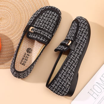 Női vászon slip-on cipő, kerek orrú, kockás pamut felsőrész, gumitalp, lapos sarok.