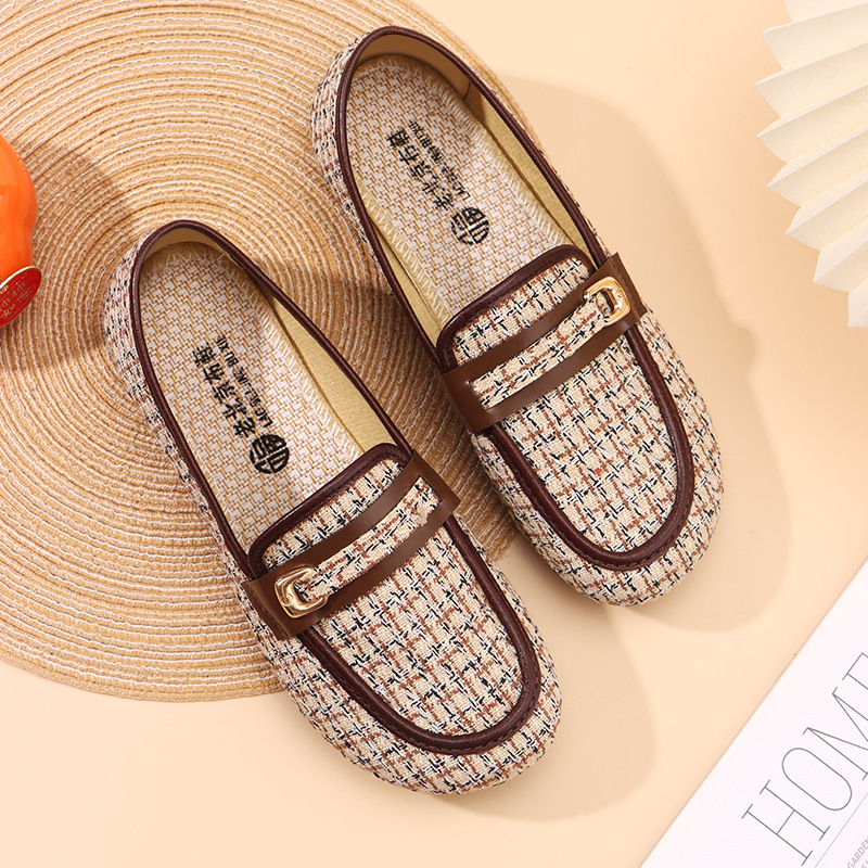 Női vászon slip-on cipő, kerek orrú, kockás pamut felsőrész, gumitalp, lapos sarok.