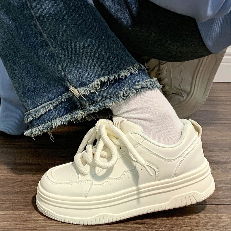 Női magasságot növelő platformos tornacipő, PU felsőrész, gumírozott talp, 3–7 cm emelés, Injection Shoes technológia, mindennapi casual stílus