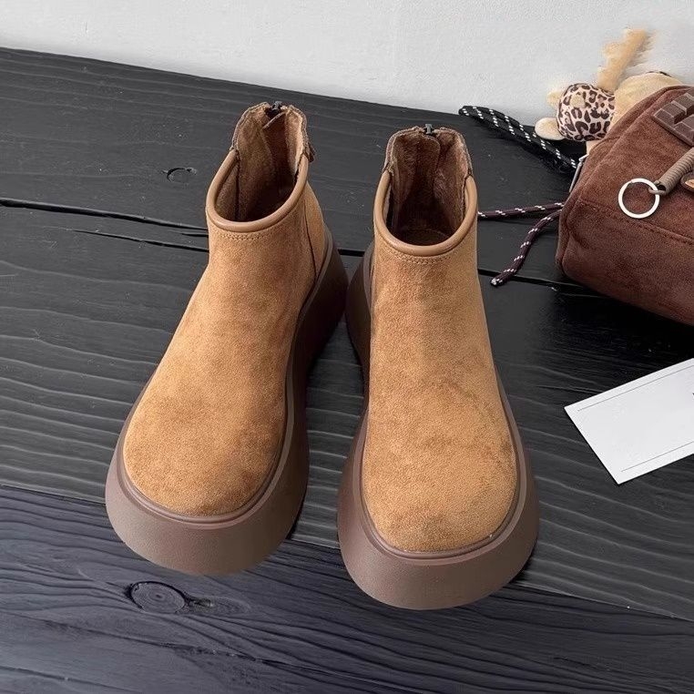 Női vastag talpú bakancs, bélelt velúr felsőrész, hátul cipzárral, platformos talp 3-5 cm
