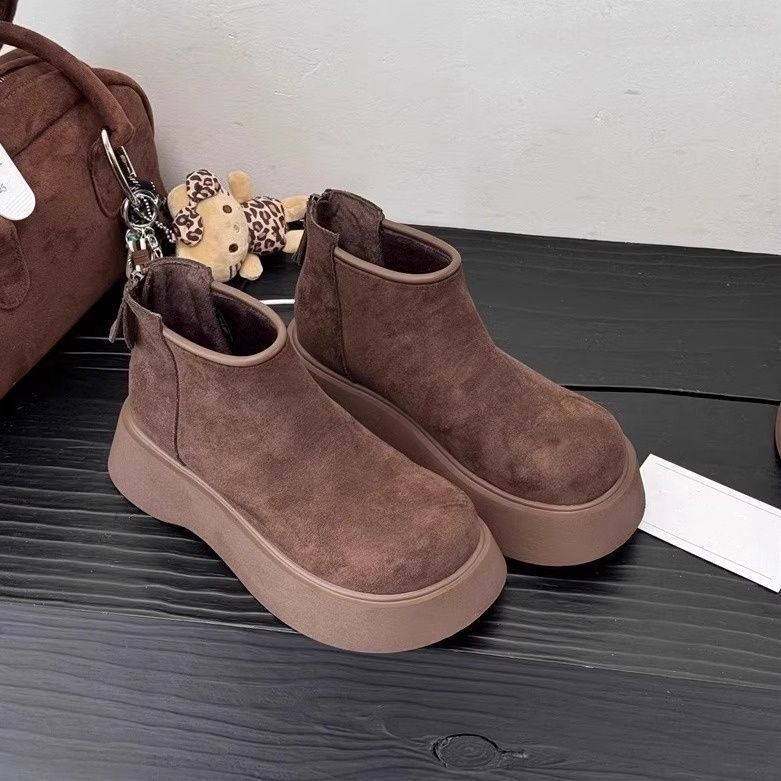 Női vastag talpú bakancs, bélelt velúr felsőrész, hátul cipzárral, platformos talp 3-5 cm