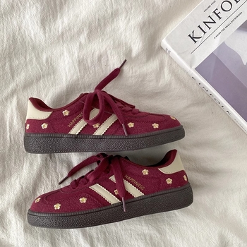 Tenisice s debelom potplatom, gornji dio od sintetičke kože, protuklizna potplata, prednje vezivanje, potplata injekcijskom formom