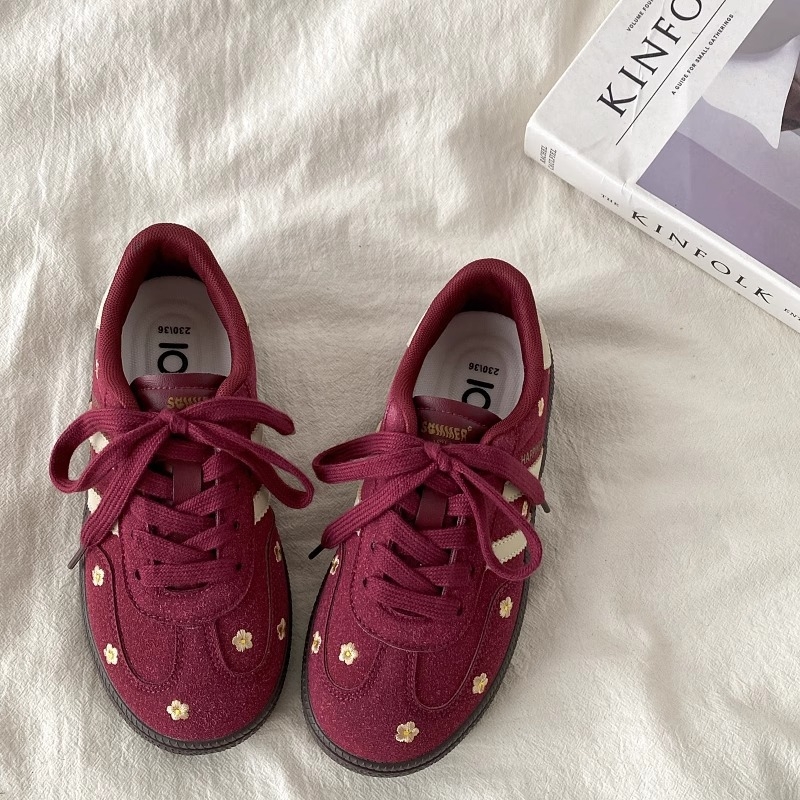 Tenisice s debelom potplatom, gornji dio od sintetičke kože, protuklizna potplata, prednje vezivanje, potplata injekcijskom formom