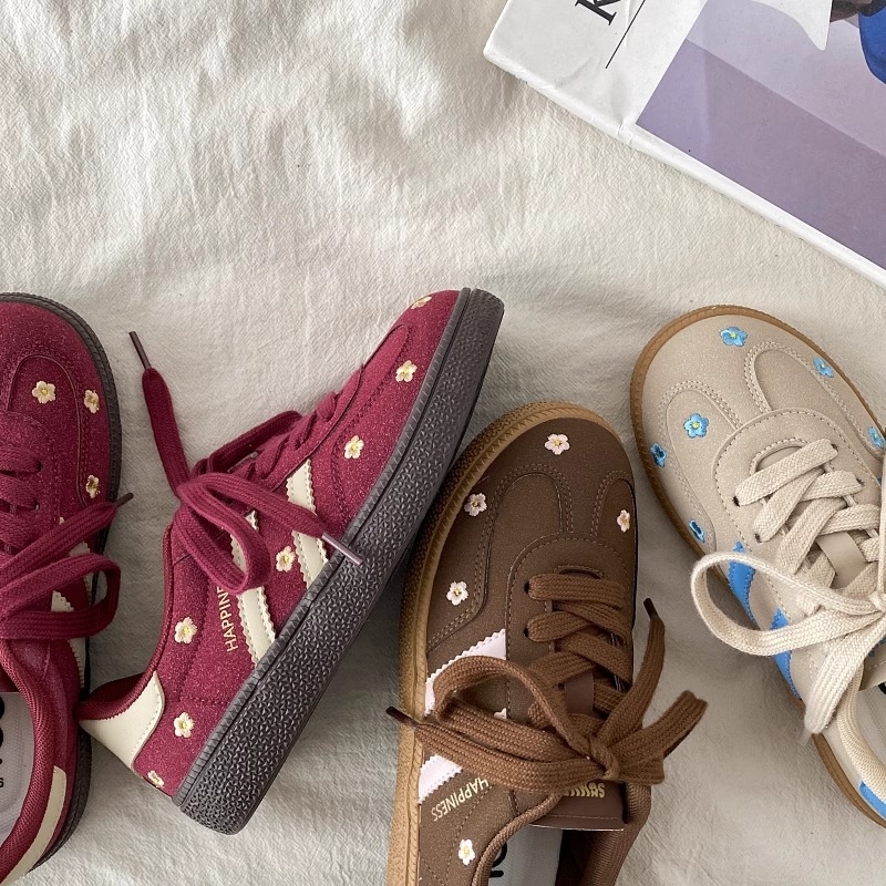 Tenisice s debelom potplatom, gornji dio od sintetičke kože, protuklizna potplata, prednje vezivanje, potplata injekcijskom formom