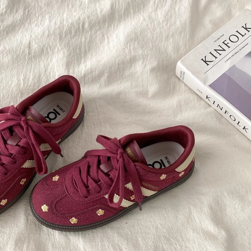 Tenisice s debelom potplatom, gornji dio od sintetičke kože, protuklizna potplata, prednje vezivanje, potplata injekcijskom formom