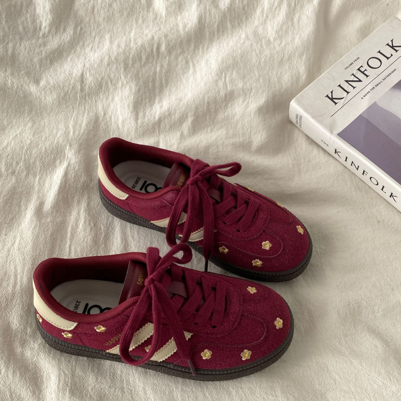 Tenisice s debelom potplatom, gornji dio od sintetičke kože, protuklizna potplata, prednje vezivanje, potplata injekcijskom formom