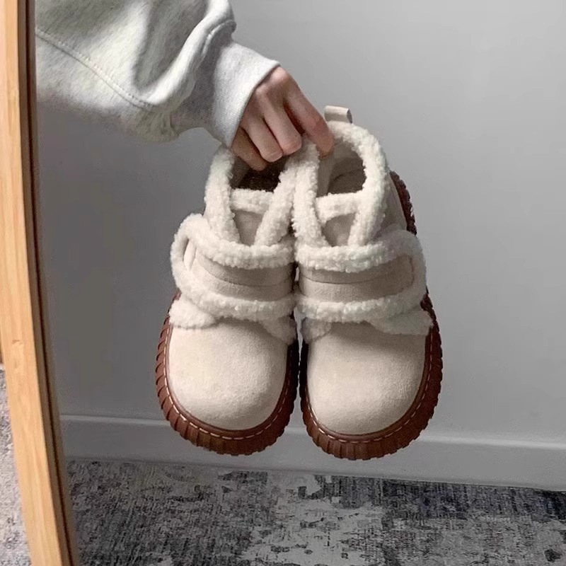 Čizme s gornjim dijelom od pamuka, podstavljene flisom, gumeni potplat, Velcro kopčanje, srednja visina potkoljenice.