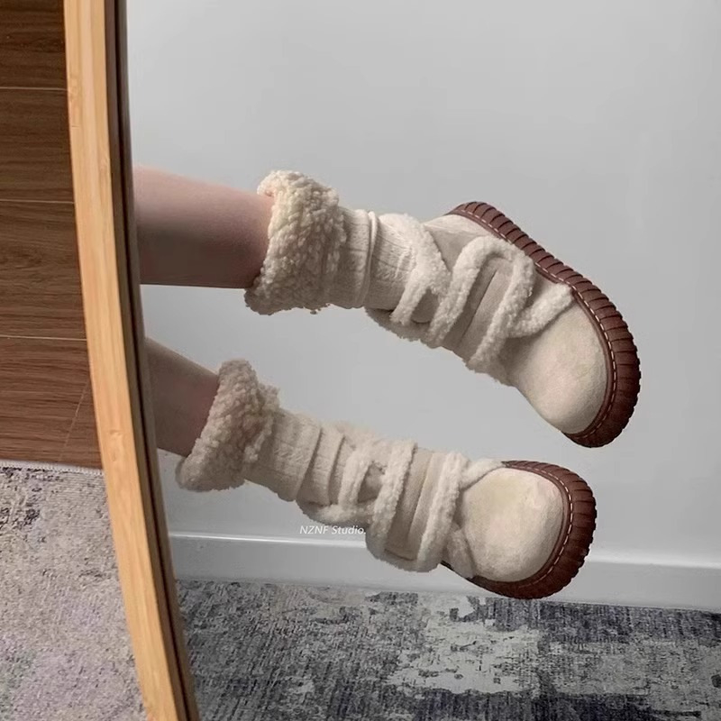 Čizme s gornjim dijelom od pamuka, podstavljene flisom, gumeni potplat, Velcro kopčanje, srednja visina potkoljenice.