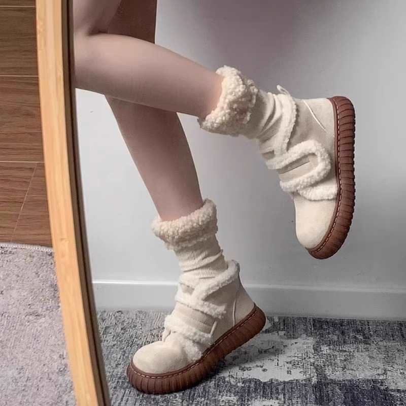 Čizme s gornjim dijelom od pamuka, podstavljene flisom, gumeni potplat, Velcro kopčanje, srednja visina potkoljenice.