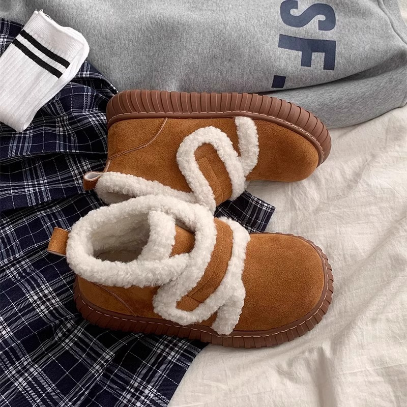 Čizme s gornjim dijelom od pamuka, podstavljene flisom, gumeni potplat, Velcro kopčanje, srednja visina potkoljenice.