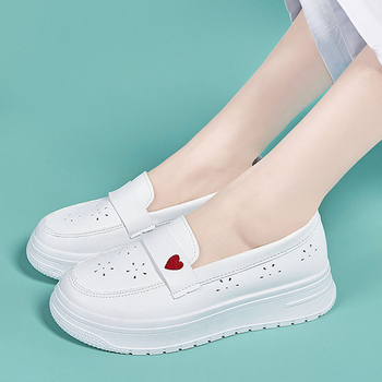 Ápolónőknek szóló lóferek platformos talppal, mikroszálas felsőréteg, gumírozott talp, slip-on, kerek orr