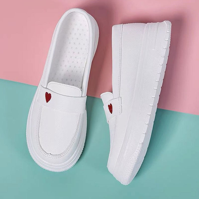 Ápolónőknek szóló lóferek platformos talppal, mikroszálas felsőréteg, gumírozott talp, slip-on, kerek orr