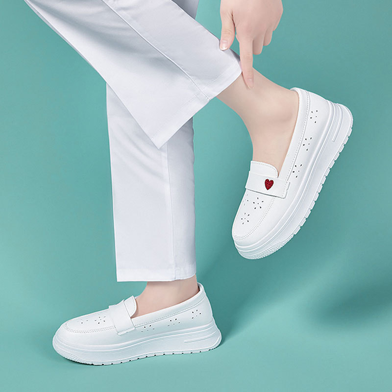 Ápolónőknek szóló lóferek platformos talppal, mikroszálas felsőréteg, gumírozott talp, slip-on, kerek orr