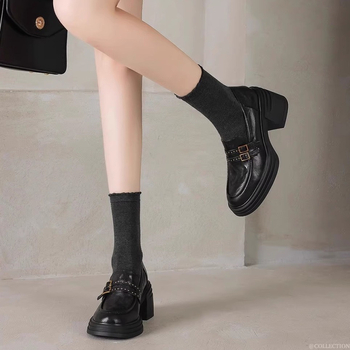 Loafers în stil britanic, cu talpă groasă — încălțăminte fără șireturi din piele de miel, cataramă de curea cu nituri (Exterior: piele de miel; Talpă: cauciuc; Talpă groasă; Închidere: slip-on; Cataramă: nituri)