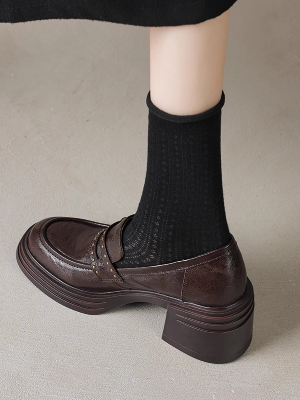 Loafers în stil britanic, cu talpă groasă — încălțăminte fără șireturi din piele de miel, cataramă de curea cu nituri (Exterior: piele de miel; Talpă: cauciuc; Talpă groasă; Închidere: slip-on; Cataramă: nituri)