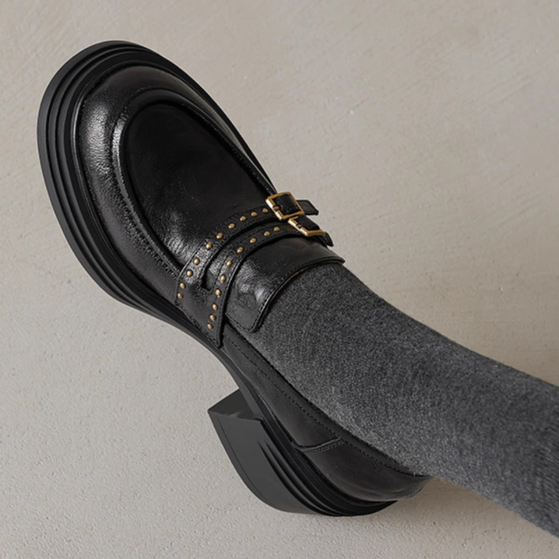 Loafers în stil britanic, cu talpă groasă — încălțăminte fără șireturi din piele de miel, cataramă de curea cu nituri (Exterior: piele de miel; Talpă: cauciuc; Talpă groasă; Închidere: slip-on; Cataramă: nituri)