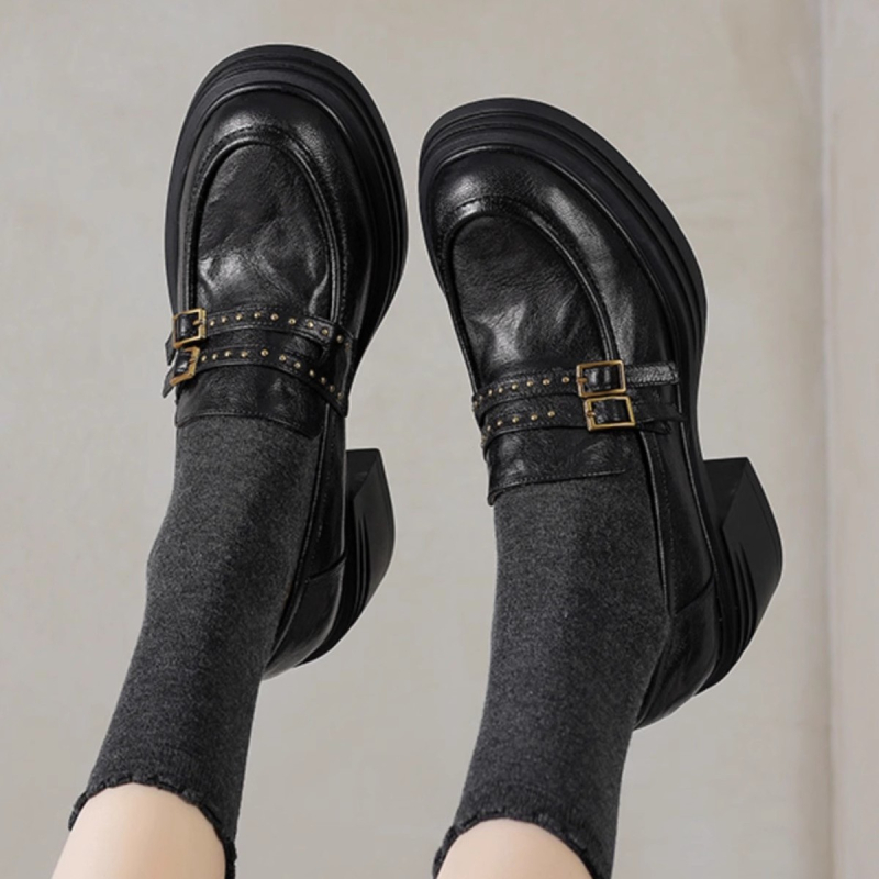 Loafers în stil britanic, cu talpă groasă — încălțăminte fără șireturi din piele de miel, cataramă de curea cu nituri (Exterior: piele de miel; Talpă: cauciuc; Talpă groasă; Închidere: slip-on; Cataramă: nituri)