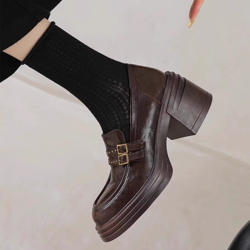 Loafers în stil britanic, cu talpă groasă — încălțăminte fără șireturi din piele de miel, cataramă de curea cu nituri (Exterior: piele de miel; Talpă: cauciuc; Talpă groasă; Închidere: slip-on; Cataramă: nituri)