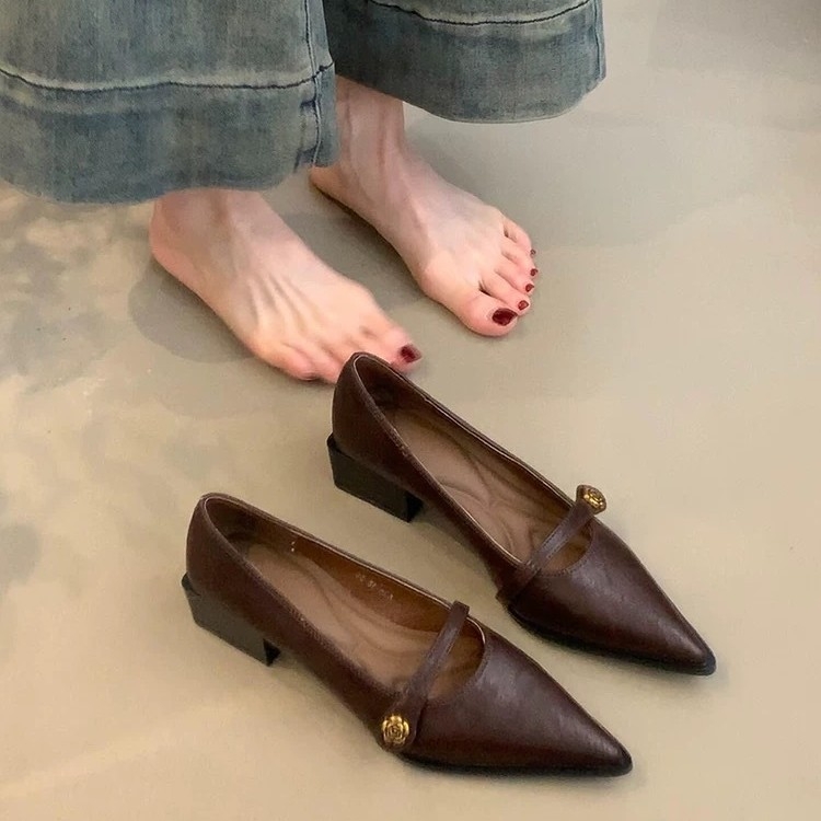 Női Mary Jane cipők, hegyes orrú, zárás csattal, alacsony, vastag sarkú 1–3 cm, felsőrész szuper rostból, gumitalp