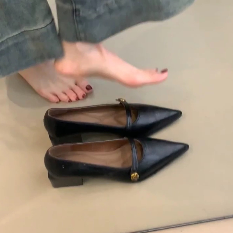 Női Mary Jane cipők, hegyes orrú, zárás csattal, alacsony, vastag sarkú 1–3 cm, felsőrész szuper rostból, gumitalp
