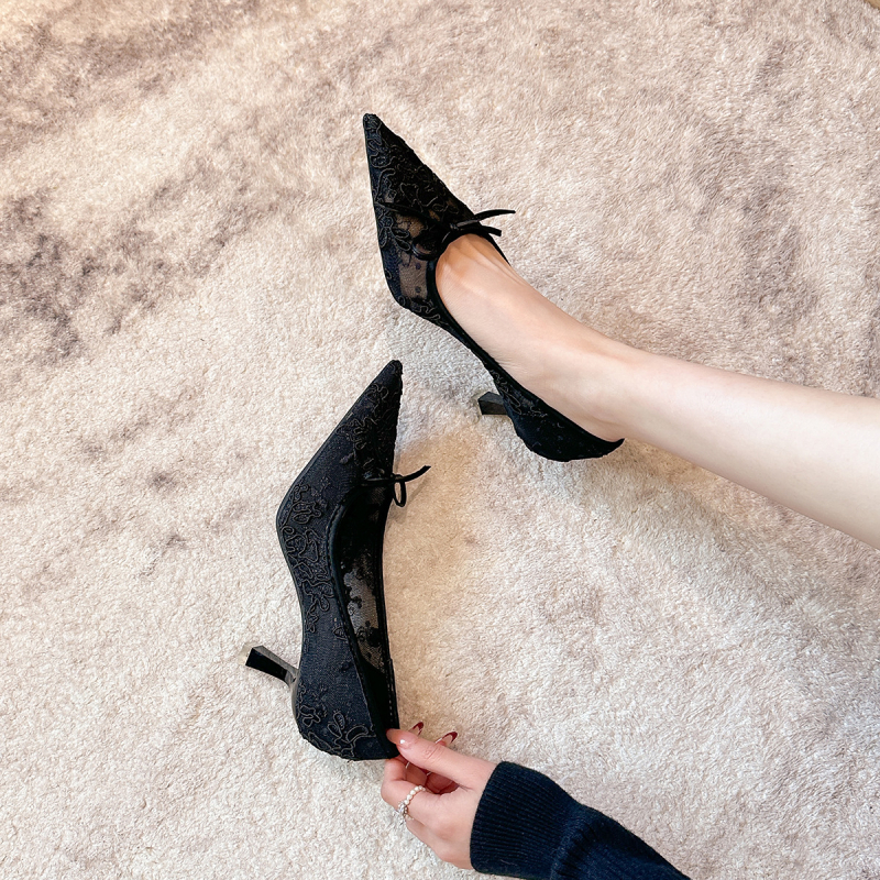 Bankett cipő csipke-hálós felsőrésszel, hegyes orrú, vékony sarok 6–8 cm, masni részlet