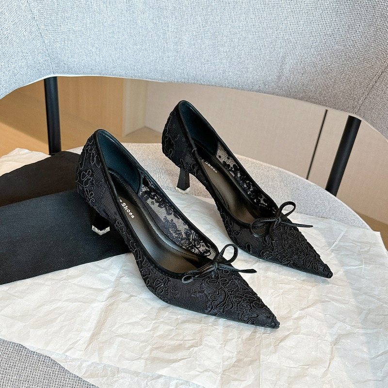 Bankett cipő csipke-hálós felsőrésszel, hegyes orrú, vékony sarok 6–8 cm, masni részlet