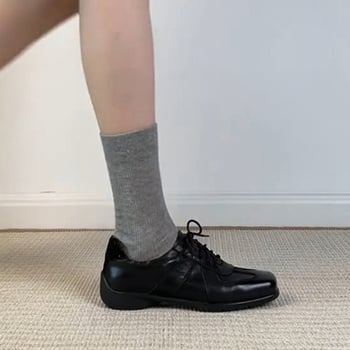 Női juhbőr loaferek fűzővel, kerek orrú, alacsony felső rész, gumírozott talp, 3-5 cm sarok