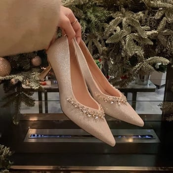 Mary Jane cipő hegyes orral, felsőrész mikroszálas, belső báránybőr, gumi talp, középmagas sarok 3–6 cm
