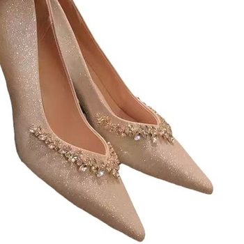 Mary Jane cipő hegyes orral, felsőrész mikroszálas, belső báránybőr, gumi talp, középmagas sarok 3–6 cm
