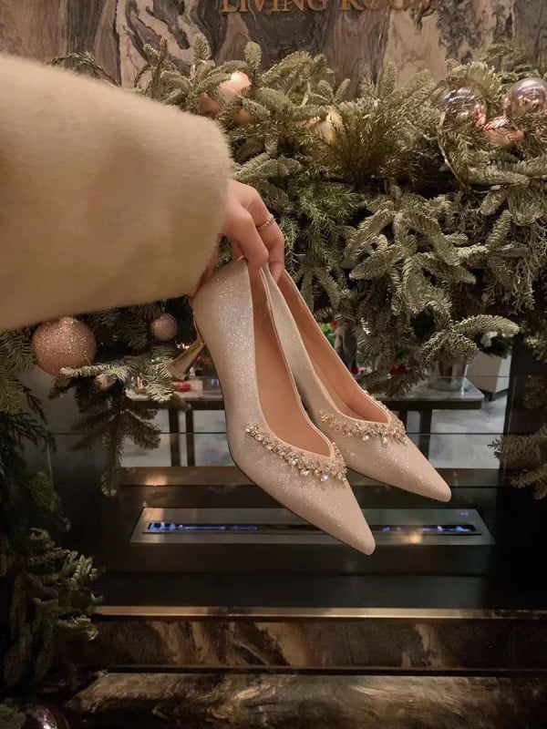 Mary Jane cipő hegyes orral, felsőrész mikroszálas, belső báránybőr, gumi talp, középmagas sarok 3–6 cm