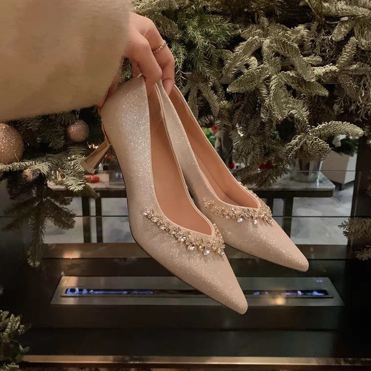 Mary Jane cipő hegyes orral, felsőrész mikroszálas, belső báránybőr, gumi talp, középmagas sarok 3–6 cm