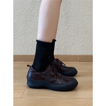 Női fűzős sportcipő, kerek orrú, alacsony szárú, felső rész Super Fiber, viaszos bőr részletek, gumírozott talp