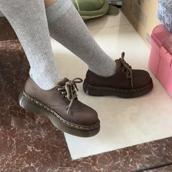 Női lapos cipő vastag talppal, PU felsőrész, kerek orr, középső sarok 3–6 cm, gumitalp