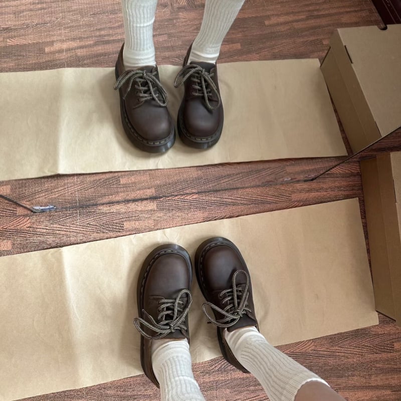 Női lapos cipő vastag talppal, PU felsőrész, kerek orr, középső sarok 3–6 cm, gumitalp