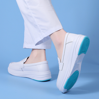 Ápolónői cipő valódi bőrből, légáteresztő bélés, EVA talp, csúszásmentes, alacsony felsőrész, 3–5 cm magas sarok