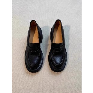 Koreai stílusú kör aljú loaferek 3–5 cm vastag sarokkal, mikroszálas felsőrész, gumírozott talp, slip-on