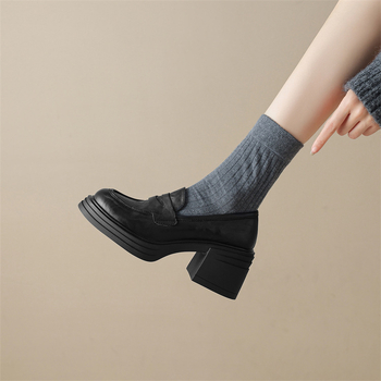 Koreai stílusú kör aljú loaferek 3–5 cm vastag sarokkal, mikroszálas felsőrész, gumírozott talp, slip-on