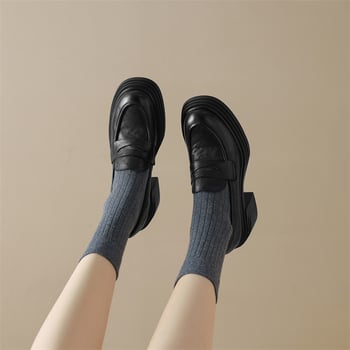 Koreai stílusú kör aljú loaferek 3–5 cm vastag sarokkal, mikroszálas felsőrész, gumírozott talp, slip-on