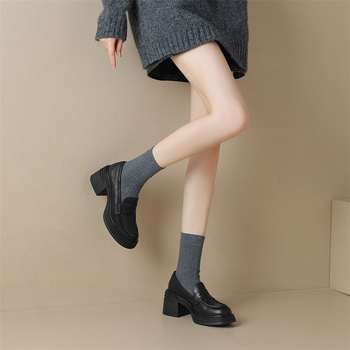 Koreai stílusú kör aljú loaferek 3–5 cm vastag sarokkal, mikroszálas felsőrész, gumírozott talp, slip-on