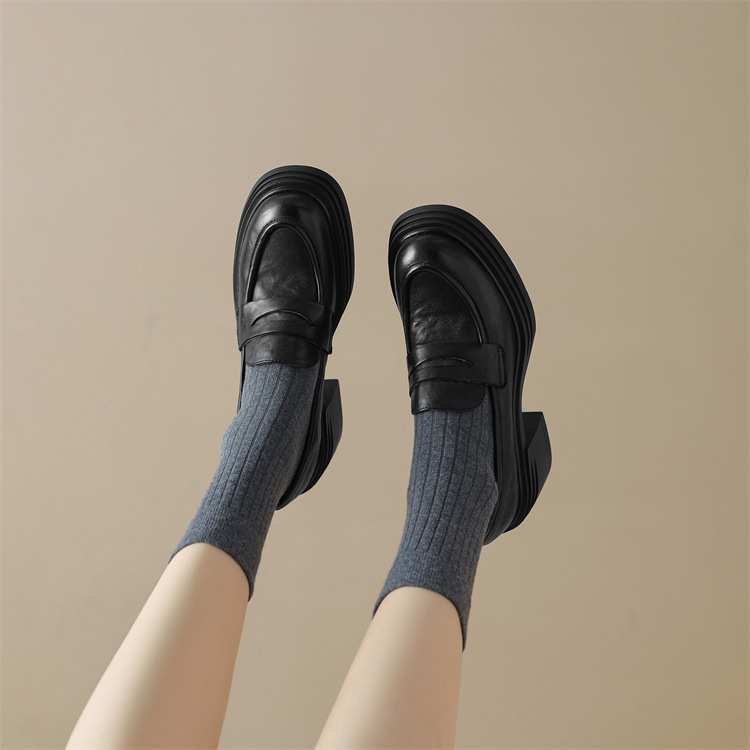 Koreai stílusú kör aljú loaferek 3–5 cm vastag sarokkal, mikroszálas felsőrész, gumírozott talp, slip-on